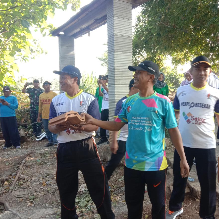 Peringati BBGRM XXI, Pemdes Sekar Bersama Masyarakat Gotong Royong Bangun Rumah Makam